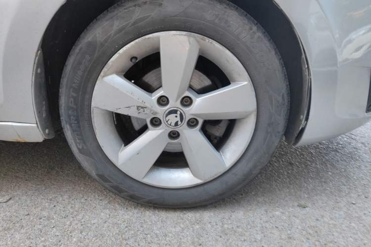 Used Skoda Rapid 2015 1.6L Automatic Smart Selection Model Right Front Wheel Hub