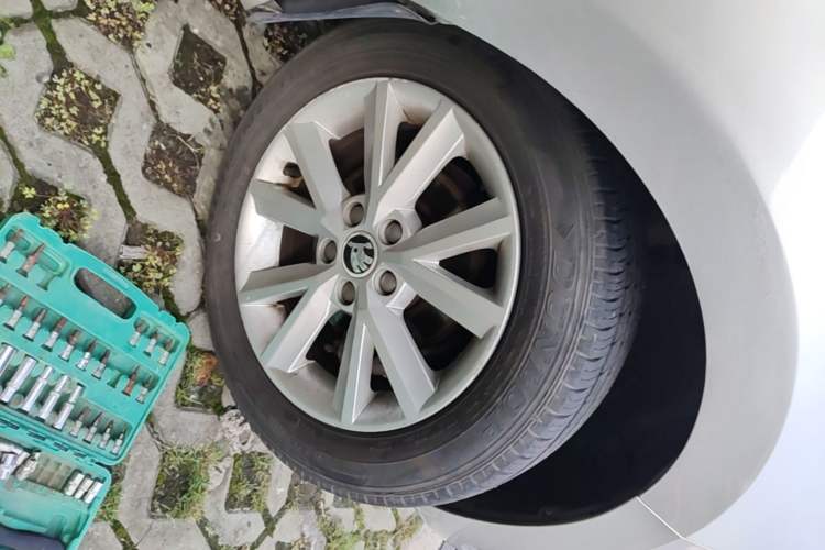 Used Skoda Rapid 2015 1.6L Automatic Smart Selection Model Right Front Wheel Hub