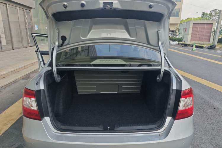 Used Skoda Rapid 2015 1.6L Automatic Smart Selection Model Trunk