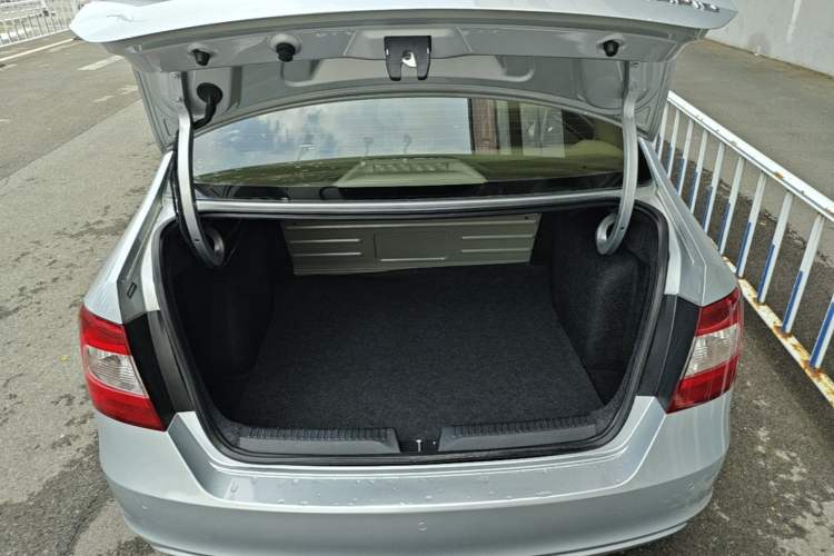 Used Skoda Rapid 2015 1.6L Automatic Smart Selection Model Trunk