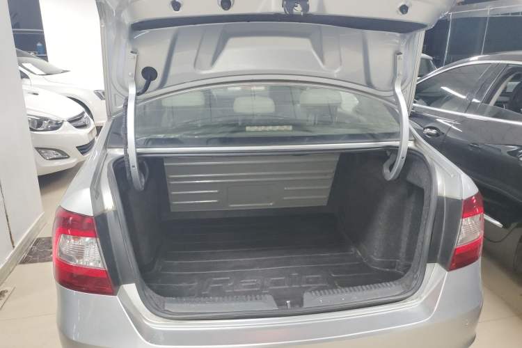 Used Skoda Rapid 2015 1.6L Automatic Smart Selection Model Trunk