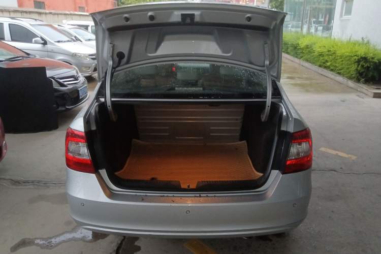 Used Skoda Rapid 2015 1.6L Automatic Smart Selection Model Trunk