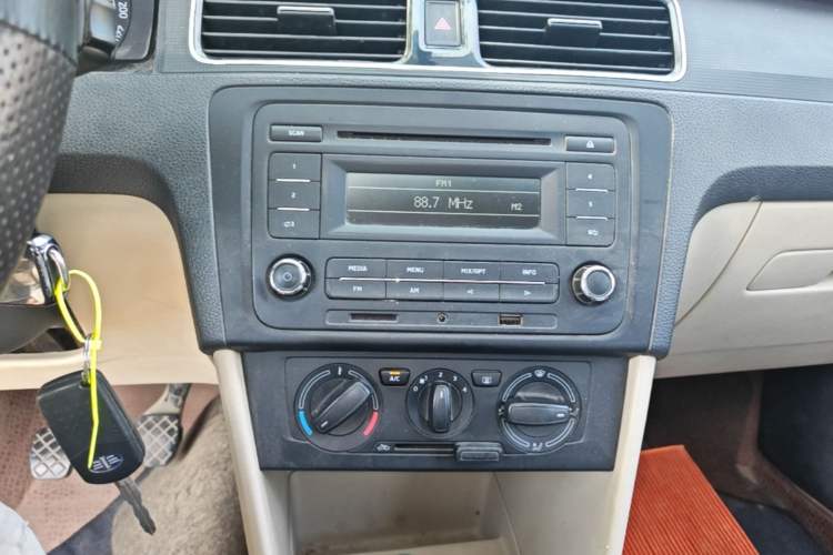 Used Skoda Rapid 2015 1.6L Manual Smart Selection Model Audio And AC Panel