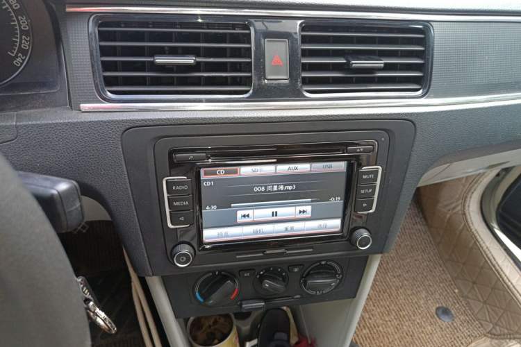 Used Skoda Rapid 2015 1.6L Manual Le Xuan Model Audio And AC Panel