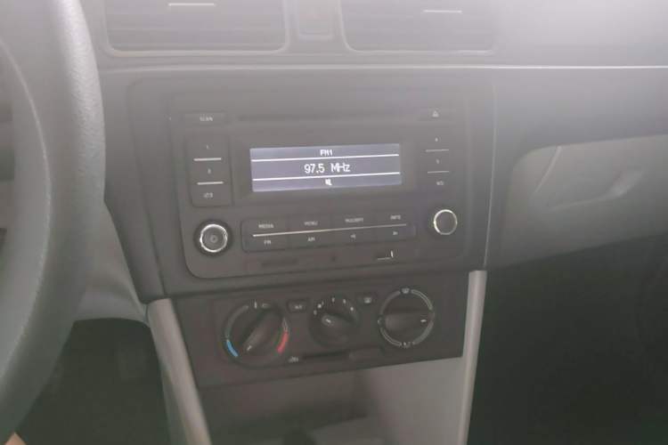 Used Skoda Rapid 2015 1.6L Manual Le Xuan Model Audio And AC Panel