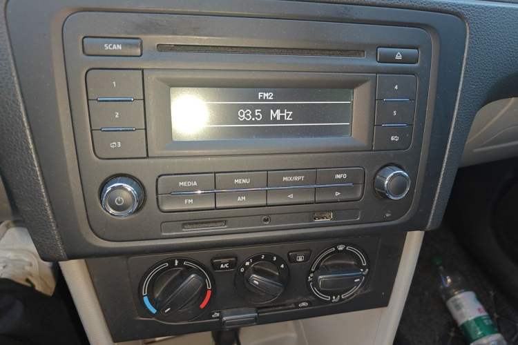 Used Skoda Rapid 2015 1.6L Automatic Smart Selection Model Audio And AC Panel