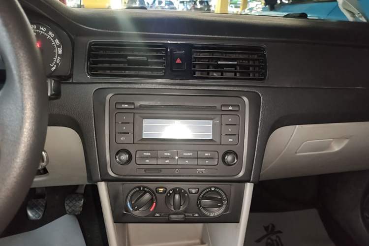 Used Skoda Rapid 2015 1.6L Manual Smart Selection Model Audio And AC Panel