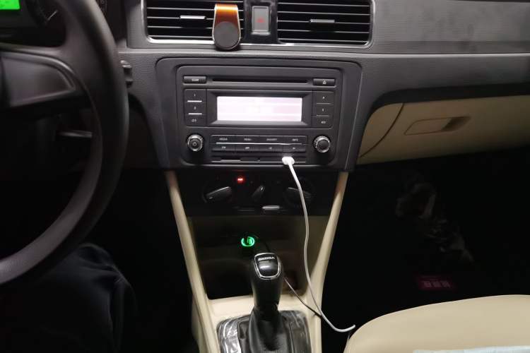 Used Skoda Rapid 2015 1.6L Automatic Smart Selection Model Audio And AC Panel