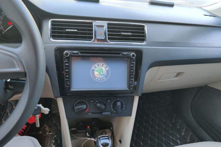 Used Skoda Rapid 2015 1.6L Automatic Smart Selection Model Audio And AC Panel