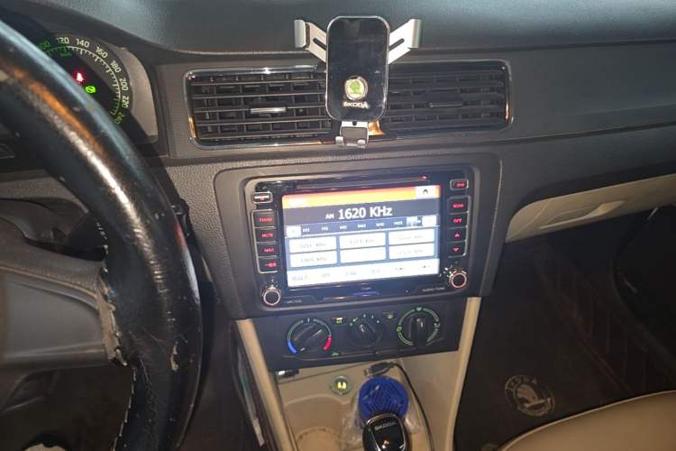 Used Skoda Rapid 2015 1.6L Automatic Smart Selection Model Audio And AC Panel