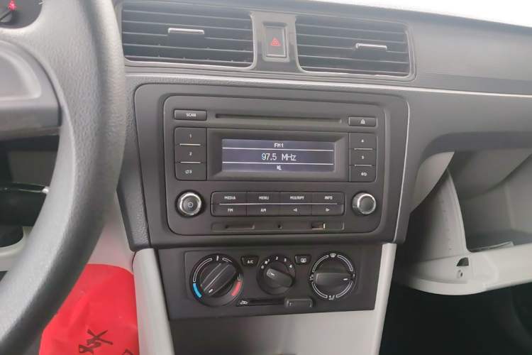 Used Skoda Rapid 2015 1.6L Manual Le Xuan Model Audio And AC Panel