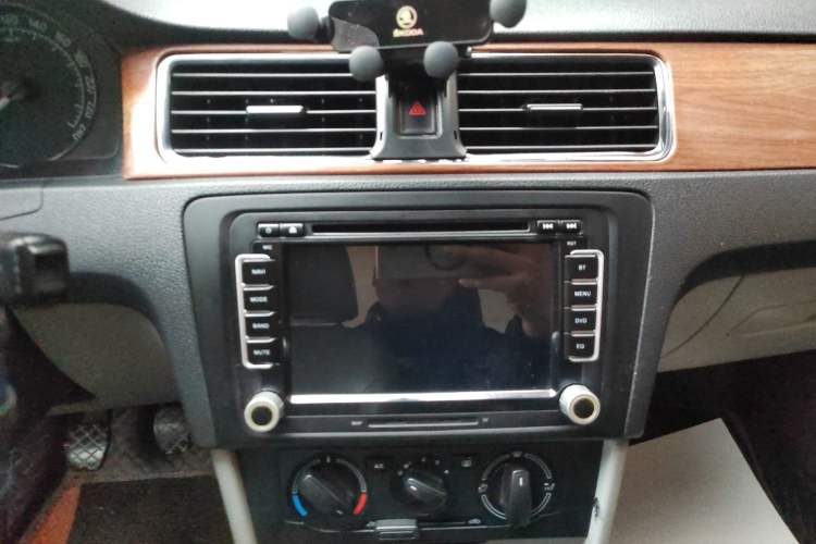 Used Skoda Rapid 2015 1.6L Manual Smart Selection Model Audio And AC Panel