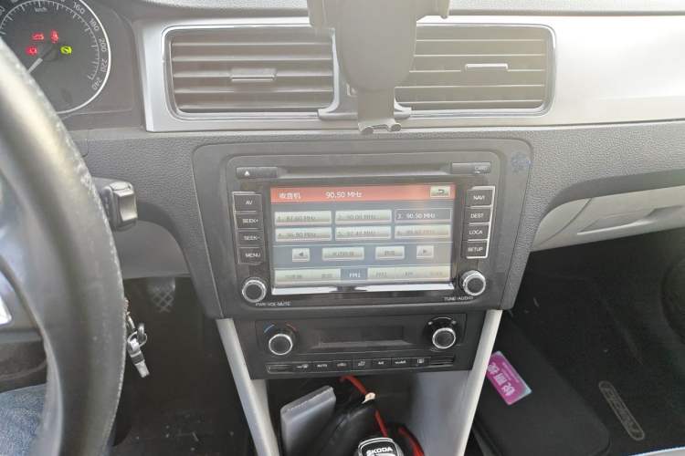 Used Skoda Rapid 2015 1.6L Automatic Preferred Model Audio And AC Panel