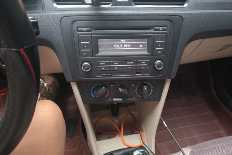 Used Skoda Rapid 2015 1.6L Manual Smart Selection Model Audio And AC Panel