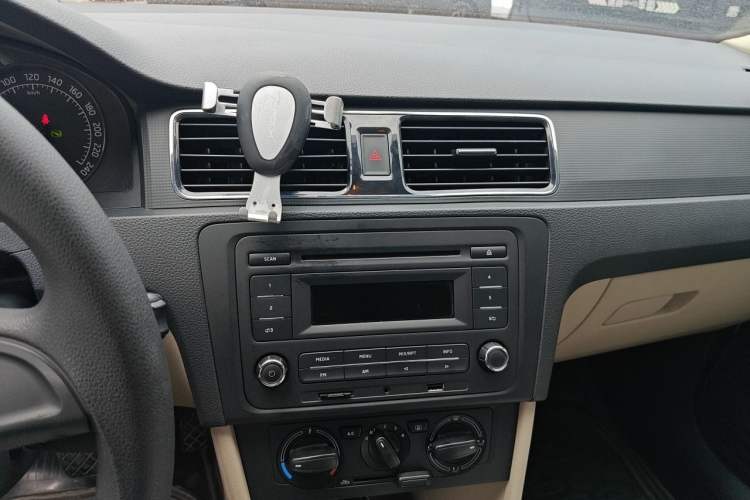 Used Skoda Rapid 2015 1.6L Automatic Smart Selection Model Audio And AC Panel