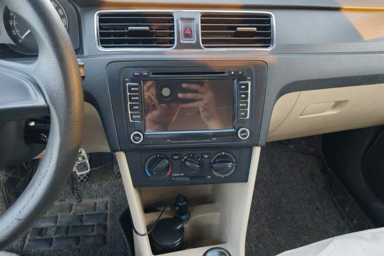 Used Skoda Rapid 2015 1.6L Manual Smart Selection Model Audio And AC Panel
