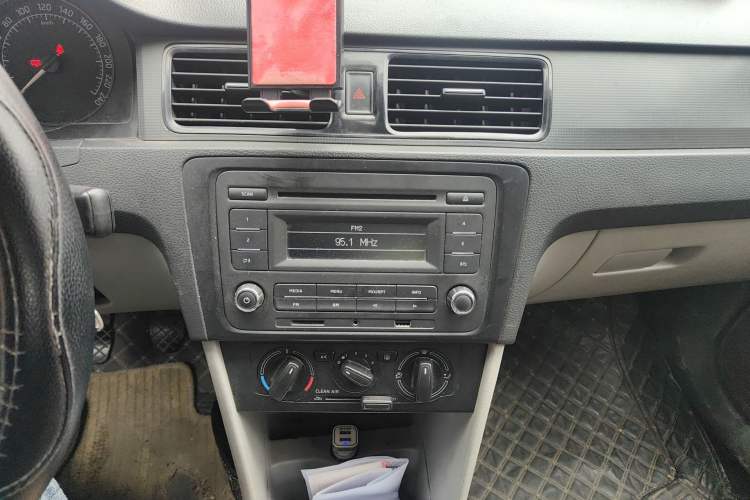 Used Skoda Rapid 2015 1.4L Manual Enjoyment Model Audio And AC Panel