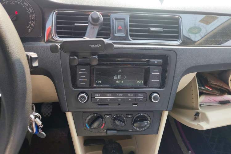 Used Skoda Rapid 2015 1.6L Manual Smart Selection Model Audio And AC Panel