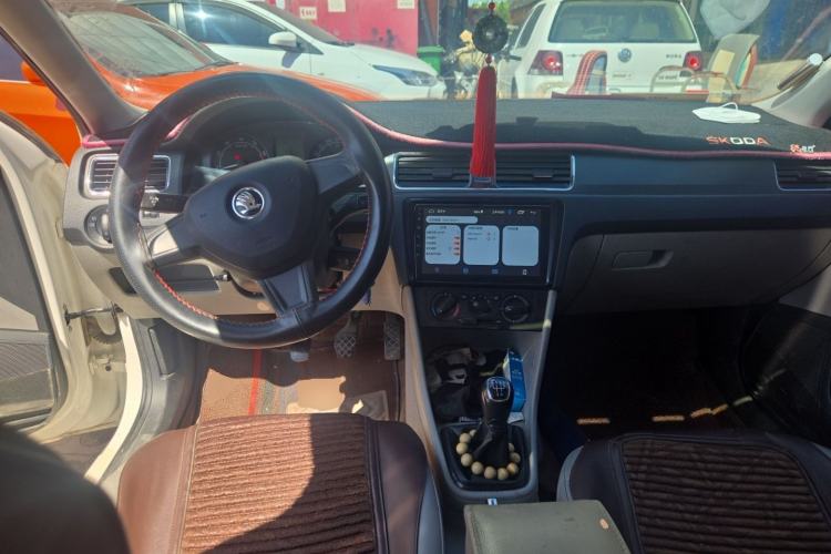 Used Skoda Rapid 2015 1.6L Automatic Smart Selection Model Center Console