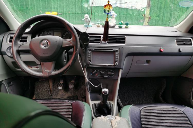 Used Skoda Rapid 2015 1.4L Manual Smart Selection Model Center Console
