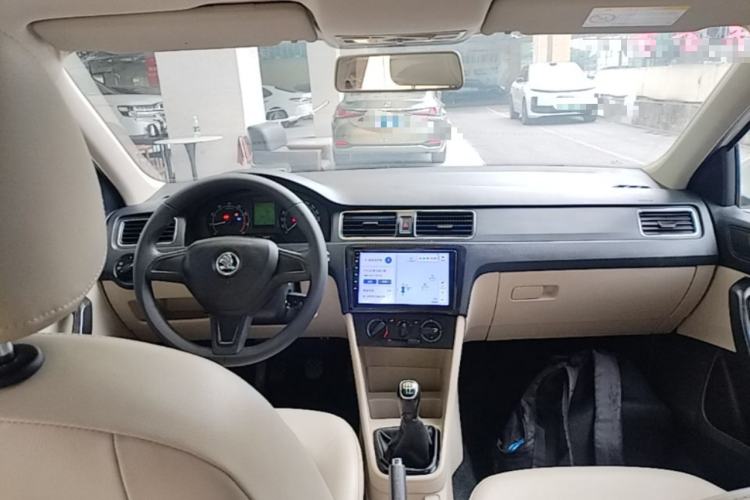 Used Skoda Rapid 2015 1.6L Manual Smart Selection Model Center Console