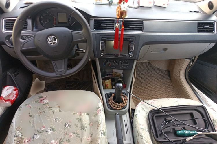 Used Skoda Rapid 2015 1.6L Manual Le Xuan Model Center Console