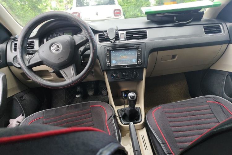 Used Skoda Rapid 2015 1.6L Manual Smart Selection Model Center Console