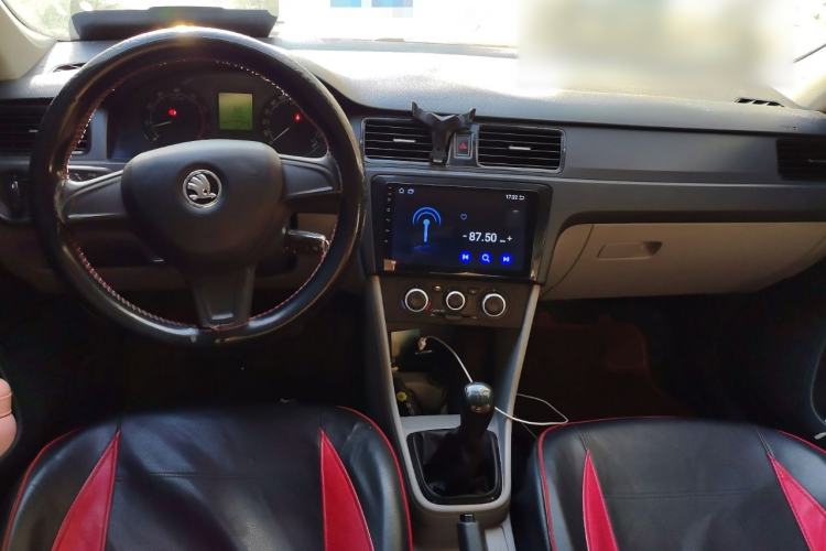 Used Skoda Rapid 2015 1.4L Manual Enjoyment Model Center Console