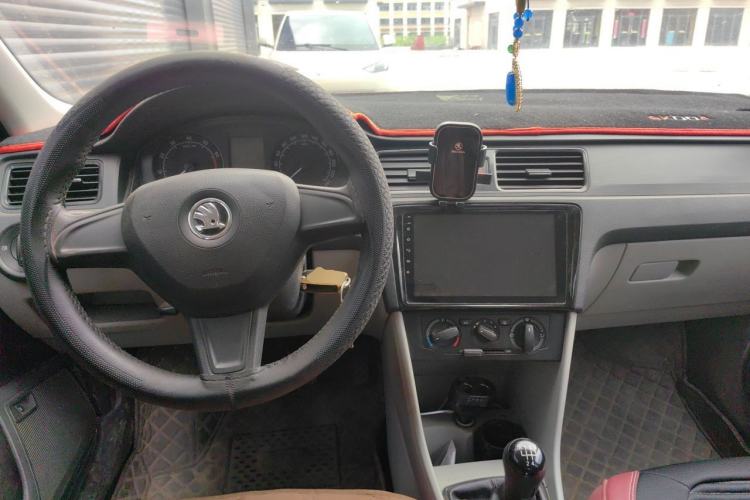 Used Skoda Rapid 2015 1.4L Manual Enjoyment Model Center Console