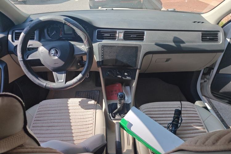Used Skoda Rapid 2015 1.6L Manual Smart Selection Model Center Console