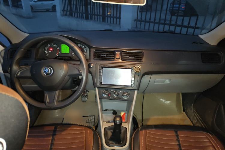 Used Skoda Rapid 2015 1.4L Manual Enjoyment Model Center Console