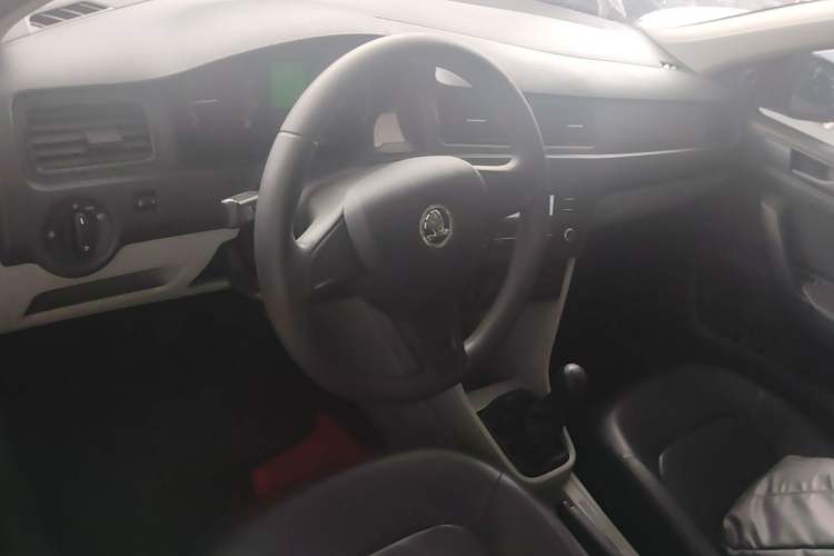 Used Skoda Rapid 2015 1.6L Manual Le Xuan Model Center Console