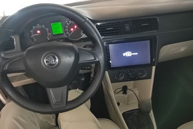 Used Skoda Rapid 2015 1.6L Manual Smart Selection Model Center Console
