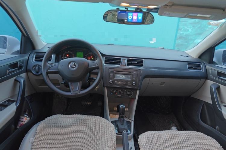 Used Skoda Rapid 2015 1.6L Automatic Smart Selection Model Center Console