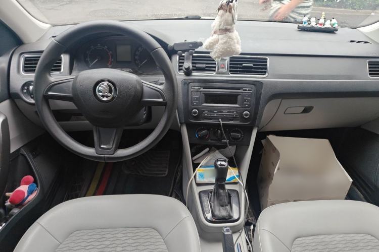 Used Skoda Rapid 2015 1.6L Automatic Smart Selection Model Center Console