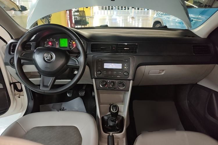 Used Skoda Rapid 2015 1.6L Manual Smart Selection Model Center Console