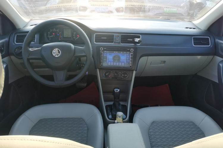 Used Skoda Rapid 2015 1.6L Automatic Smart Selection Model Center Console