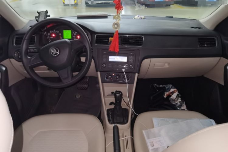 Used Skoda Rapid 2015 1.6L Automatic Smart Selection Model Center Console