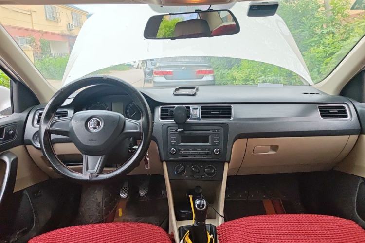 Used Skoda Rapid 2015 1.4L Manual Smart Selection Model Center Console