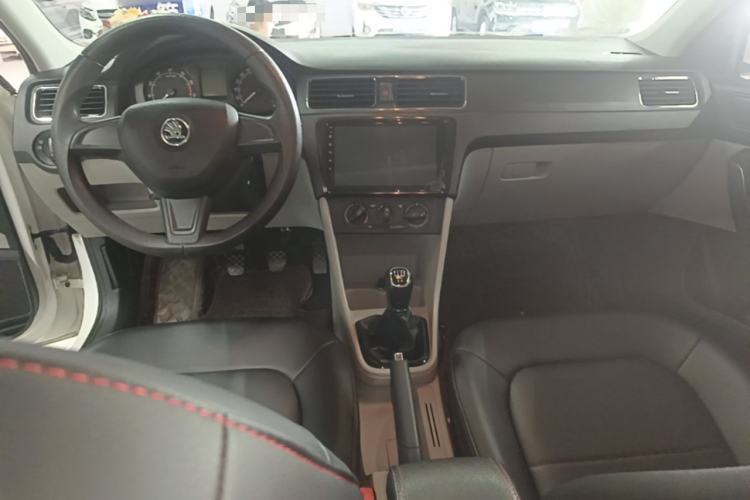 Used Skoda Rapid 2015 1.6L Manual Smart Selection Model Center Console