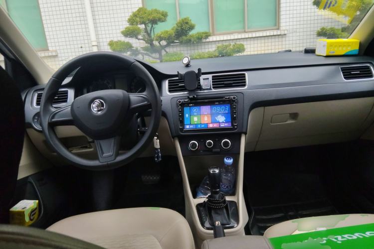 Used Skoda Rapid 2015 1.6L Automatic Smart Selection Model Center Console