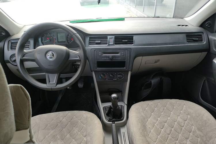 Used Skoda Rapid 2015 1.4L Manual Enjoyment Model Center Console