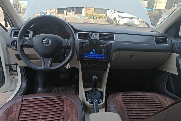 Used Skoda Rapid 2015 1.6L Automatic Smart Selection Model Center Console