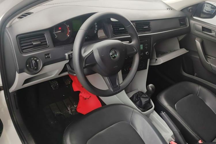 Used Skoda Rapid 2015 1.6L Manual Le Xuan Model Center Console