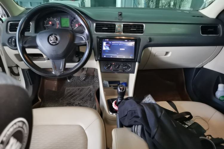 Used Skoda Rapid 2015 1.4L Manual Smart Selection Model Center Console