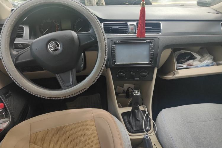 Used Skoda Rapid 2015 1.6L Automatic Smart Selection Model Center Console
