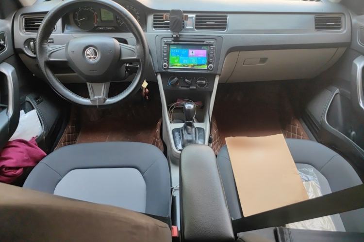 Used Skoda Rapid 2015 1.6L Automatic Smart Selection Model Center Console