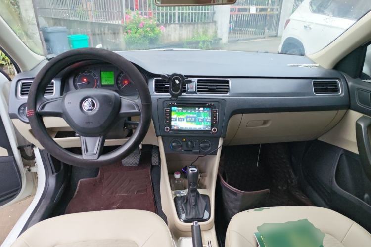 Used Skoda Rapid 2015 1.6L Automatic Smart Selection Model Center Console