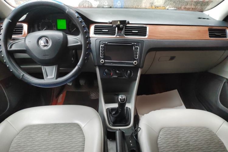 Used Skoda Rapid 2015 1.6L Manual Smart Selection Model Center Console