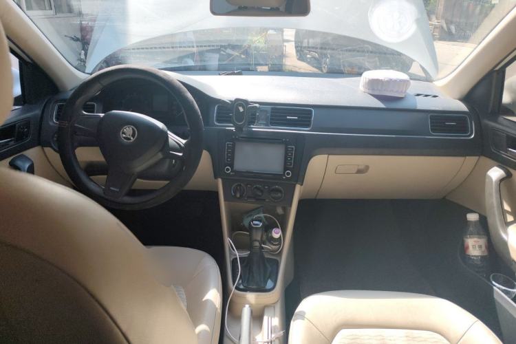 Used Skoda Rapid 2015 1.6L Automatic Smart Selection Model Center Console